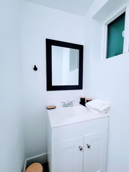 Phoenix Retreat - Studio With King Bed - 10 Min From Airp - Unit C Екстериор снимка